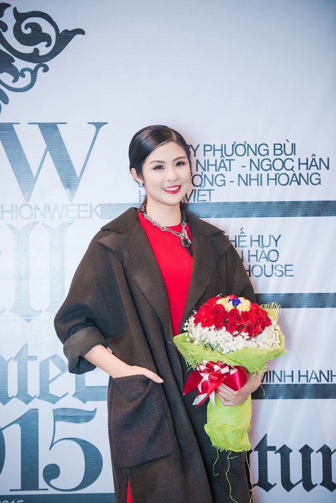 Chiêm ngưỡng bộ sưu tập thời trang thu đông của hoa hậu Ngọc Hân - 1 Ngọc Hân cùng bố mẹ và người thân trong show giới thiệu BST mới của mình