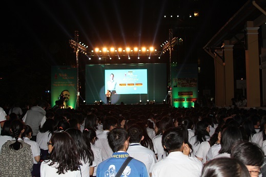 Diễn giả không tay chân Nick Vujicic phê phán nạn “bạo lực học đường”