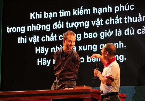 Sự xuất hiện của Nick đã nhận được sự cổ vũ nhiệt tình từ các bạn học sinh.