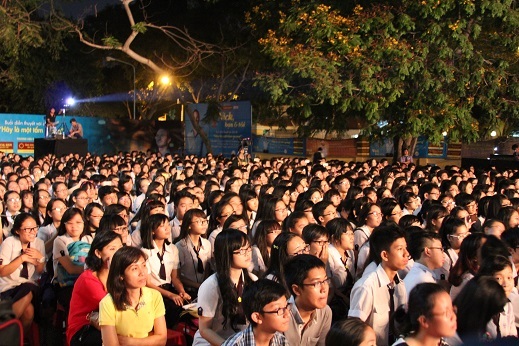 Các học sinh chăm chú lắng nghe từng lời chia sẻ của Nick Vujicic