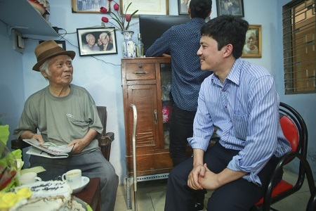 Nhạc sĩ Nguyễn Văn Tý mừng sinh nhật tuổi 90 trong lặng lẽ - 2 Nhà báo Lê Xuân Thành, đại diện đoàn thăm hỏi và tặng quà cho nhạc sĩ