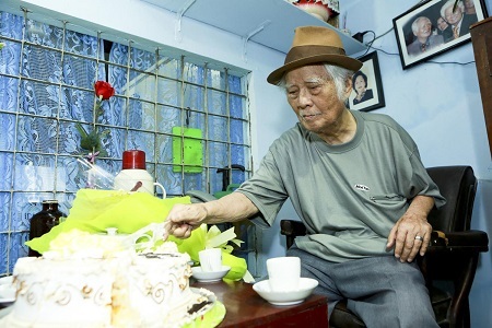 Nhạc sĩ Nguyễn Văn Tý mừng sinh nhật tuổi 90 trong lặng lẽ - 1 Nhạc sĩ Nguyễn Văn Tý xúc động bên chiếc bánh mừng sinh nhật 90 của mình