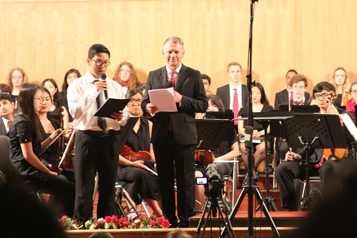 Đại diện Học viện Phillips Exeter phát biểu trong đêm nhạc