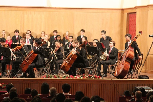 Dàn nhạc giao hưởng hoành tráng với các thành viên giao lưu giữa hai trường