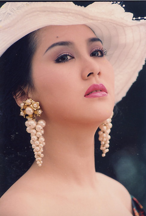 Nhìn lại 10 mỹ nhân "đình đám" một thời trên màn ảnh Việt - 8 Bên cạnh những ngôi sao tỏa sáng trên màn ảnh Việt một thời như Việt Trinh, Diễm Hương, Y Phụng thì