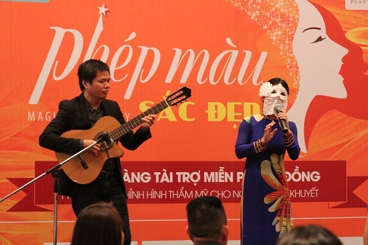 Ca sĩ Thủy Tiên khiến người xem xúc động với tiếng hát sâu lắng ẩn sau chiếc mặt nạ trắng