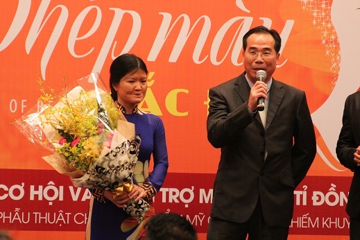 Gương mặt với phần miệng bị biến dạng của ca sĩ Thủy Tiên