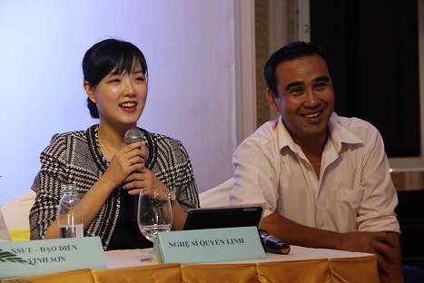 Quyền Linh cảm kích trước sự giúp đỡ về mặt sân khấu của cô bạn MC Trang Phương