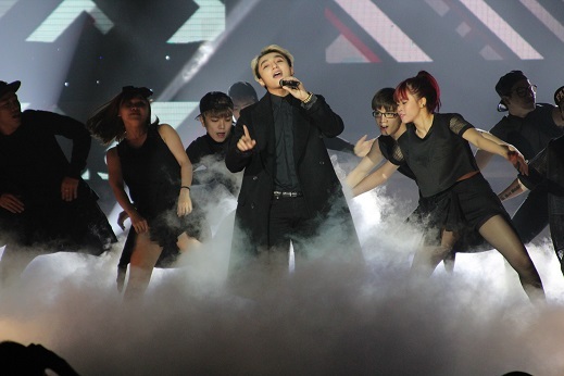 Xuất hiện tại lễ trao giải Cánh Diều Vàng 2014 tối qua tại TPHCM, nam ca sĩ