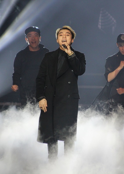 Các fan trẻ liên tục vỗ tay và hò reo khi Sơn Tùng thể hiện ca khúc hit