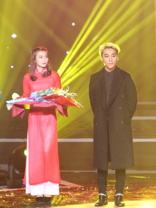 Niềm vui vỡ òa trong tiếng hò reo của các fan khi Sơn Tùng được xướng tên ở hạng mục