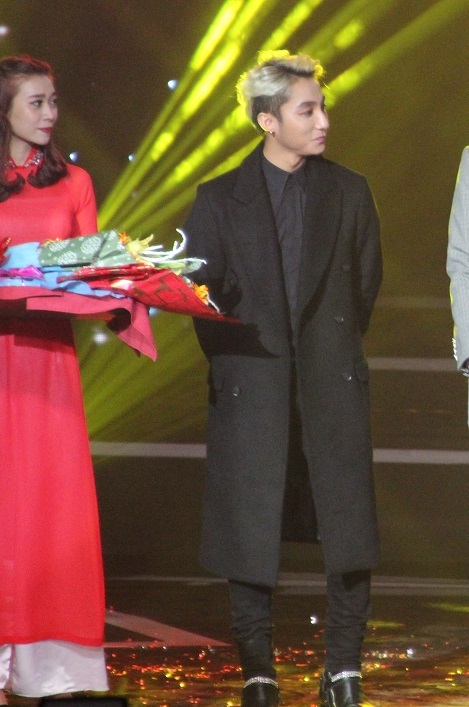 Niềm vui vỡ òa trong tiếng hò reo của các fan khi Sơn Tùng được xướng tên ở hạng mục