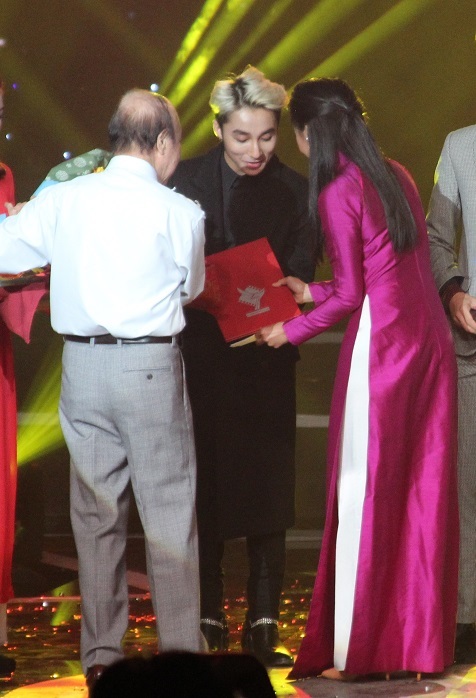 Niềm vui vỡ òa trong tiếng hò reo của các fan khi Sơn Tùng được xướng tên ở hạng mục