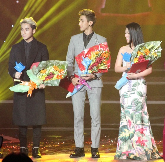 Niềm vui vỡ òa trong tiếng hò reo của các fan khi Sơn Tùng được xướng tên ở hạng mục