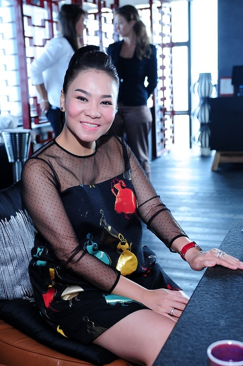 Thu Minh khệ nệ bụng bầu 7 tháng bên chồng - 8 Nữ ca sĩ lúc nào cũng nhận được sự quan tâm đặc biệt từ ông xã dù ở nơi đâu.