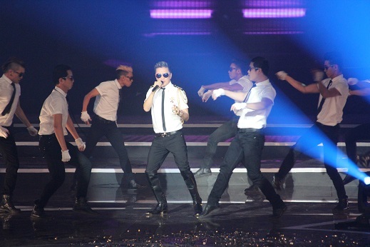 Đàm Vĩnh Hưng tiếp tục chương trình bằng ca khúc sôi động nhạc phim của