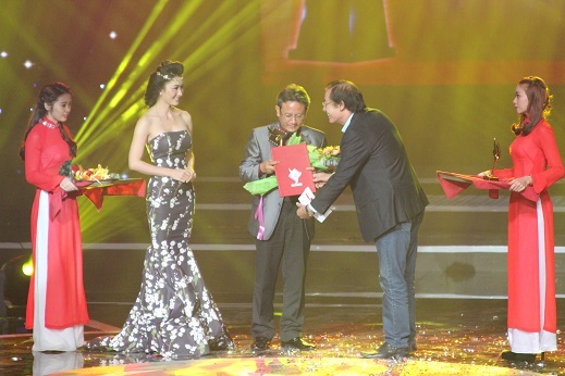 Đàm Vĩnh Hưng tiếp tục chương trình bằng ca khúc sôi động nhạc phim của