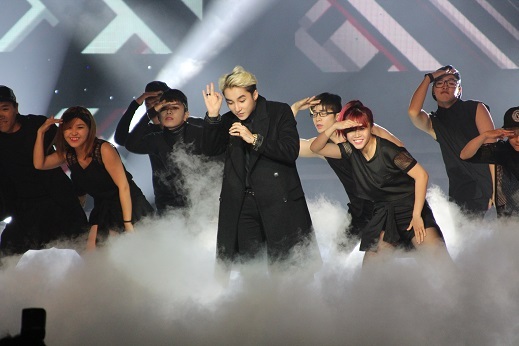 Sơn Tùng khiến sân khấu nóng hơn bởi ca khúc