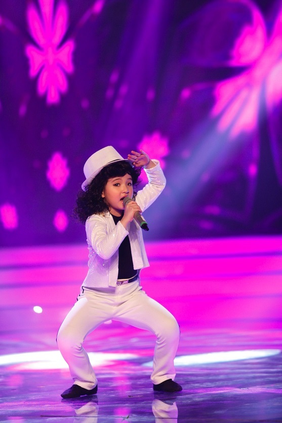 “Nổi gai ốc” với màn giả điên hát chèo của cậu bé 8 tuổi tại Vietnam’s got talent - 7 Cô bé răng sún Bích Ngọc đã trở thành Michael Jackson