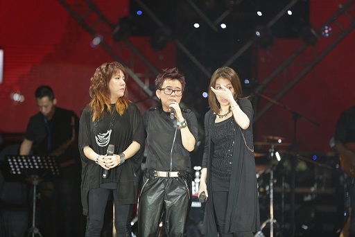 Ba con mèo khóc nức nở trong ngày tái hợp