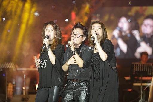 Ba con mèo khóc nức nở trong ngày tái hợp