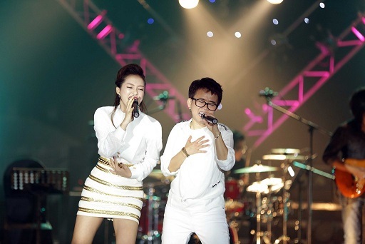 Đinh Hương hòa giọng cùng Phương Uyên trong tiết mục đậm màu sắc rock cùng ca khúc