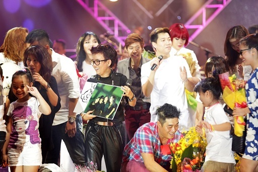 Ca sĩ Quang Linh cũng tham dự và song ca cùng Phương Uyên bài hát