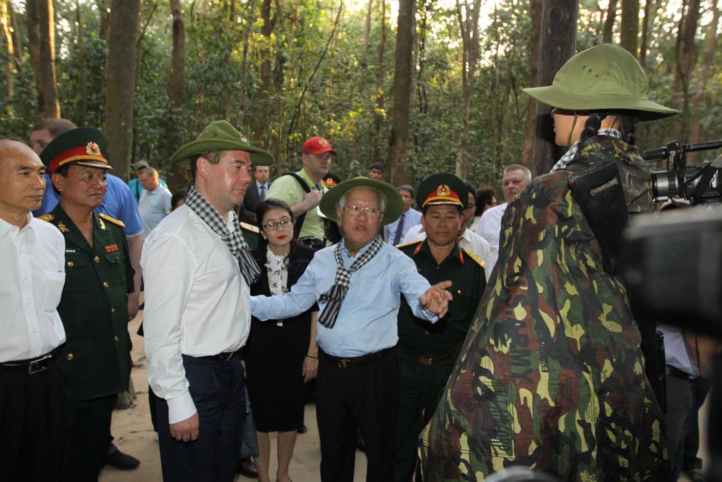 Thủ tướng Nga tham quan Dinh Thống Nhất, ngắm đường phố Sài Gòn