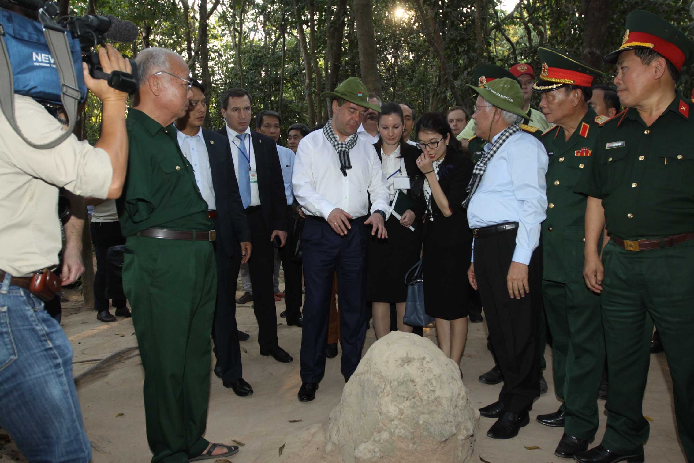 Thủ tướng Nga tham quan Dinh Thống Nhất, ngắm đường phố Sài Gòn