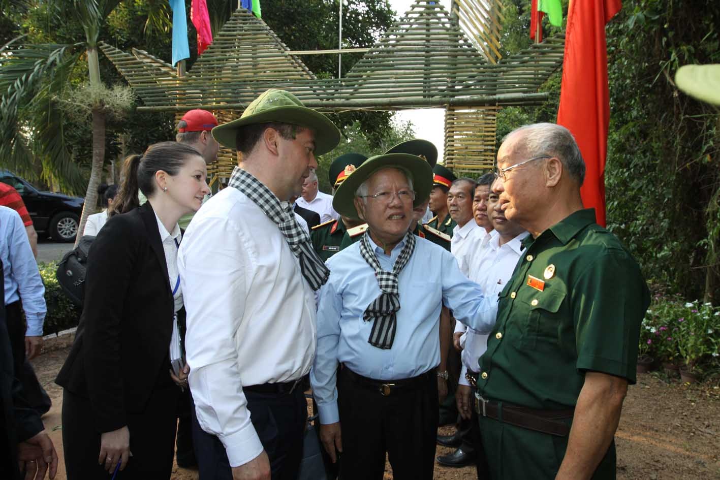 Thủ tướng Nga tham quan Dinh Thống Nhất, ngắm đường phố Sài Gòn