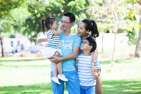 Hoàng Bách: "Bà xã tôi…giặt đồ cũng đẹp" - 1 Cặp đôi rạng ngời hạnh phúc trong một dịp kỷ niệm