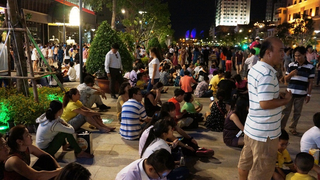 Pháo hoa rực sáng mừng 40 năm đất nước trọn niềm vui - 2 Đông đảo người dân tập trung hướng về khu vực bắn pháo hoa