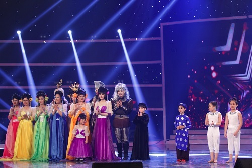 Nghệ sĩ ưu tú Thành Lộc cũng xuất hiện trong tiết mục mở màn với phần hòa giọng cùng các thí sinh.