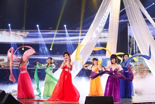 Nhìn lại phút đăng quang của "thần đồng" Đức Vĩnh - 6 Nhóm kịch Chuồn Chuồn Giấy mở màn cho các tiết mục dự thi chính thức bằng tiểu phẩm Sự tích kỳ lạ.