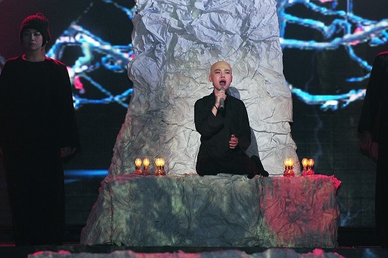 Hà Hồ bất ngờ với đầu trọc của học trò