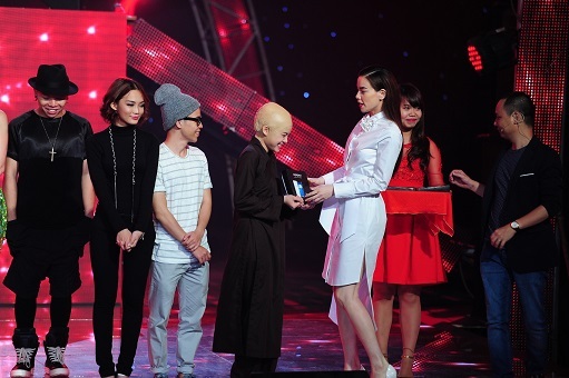 Hà Hồ bất ngờ với đầu trọc của học trò