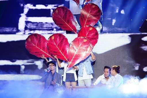 Hà Hồ bất ngờ với đầu trọc của học trò