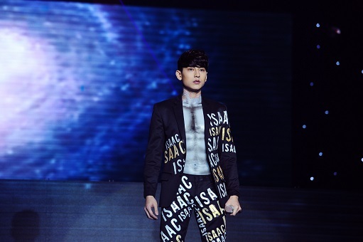 Isaac vẫn thể hiện vẻ lịch lãm trên sân khấu với ca khúc hit của ca sĩ Thanh Bùi -