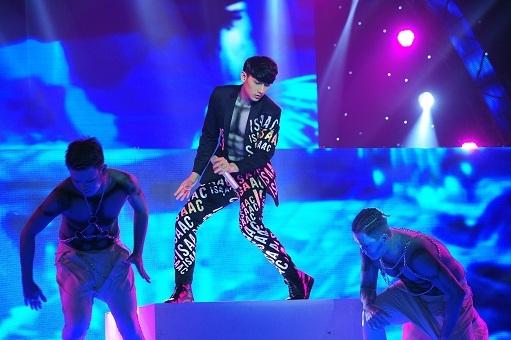 Đội của Isaac cũng nghẹt thở vì tiếp tục rơi vào nhóm nguy hiểm và suýt phải rời cuộc thi.