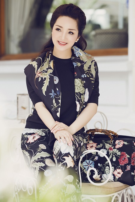 Ngắm nhan sắc "vượt thời gian" của hoa hậu Giáng My - 6 Sự viên mãn về hạnh phúc gia đình cũng góp phần mang đến nét tươi trẻ cho người đẹp.
