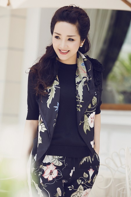 Ngắm nhan sắc "vượt thời gian" của hoa hậu Giáng My - 9 Ngoài công việc kinh doanh, người đẹp còn thường xuyên tham gia các hoạt động cộng đồng ý nghĩa.