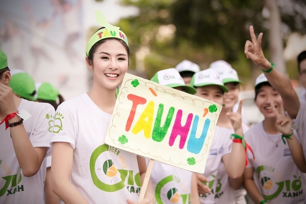 Hoa hậu Ngọc Hân hết mình cùng "Ngày trái đất" - 3 Sự gần gũi và thân thiện của Ngọc Hân đã xóa đi khoảng cách giữa cô và các bạn trẻ cùng tham gia.