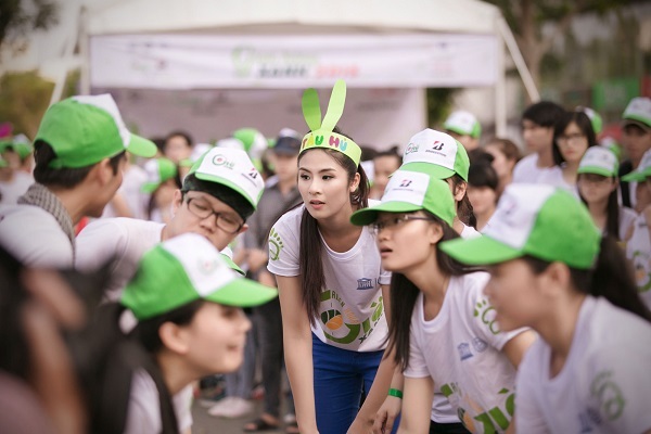 Hoa hậu Ngọc Hân hết mình cùng "Ngày trái đất" - 4 Người đẹp nhiệt tình hòa mình vào các trò chơi vận động cùng các bạn trẻ.