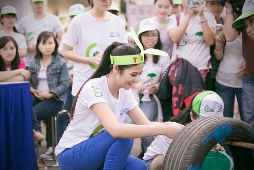 Hoa hậu Ngọc Hân hết mình cùng "Ngày trái đất" - 6 Người đẹp nhiệt tình hòa mình vào các trò chơi vận động cùng các bạn trẻ.