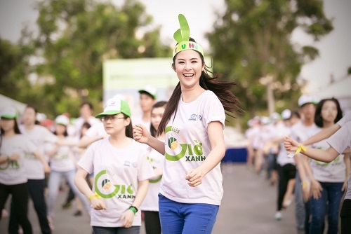 Hoa hậu Ngọc Hân hết mình cùng "Ngày trái đất" - 8 Người đẹp nhiệt tình hòa mình vào các trò chơi vận động cùng các bạn trẻ.