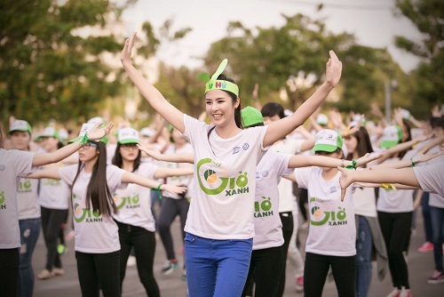 Hoa hậu Ngọc Hân hết mình cùng "Ngày trái đất" - 9 Người đẹp nhiệt tình hòa mình vào các trò chơi vận động cùng các bạn trẻ.