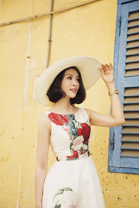"MC không tuổi" Thanh Mai trở về với nghề cũ - 9 Bên cạnh khả năng diễn xuất, kinh doanh, làm MC, Thanh Mai còn biết ca hát và chơi đàn.