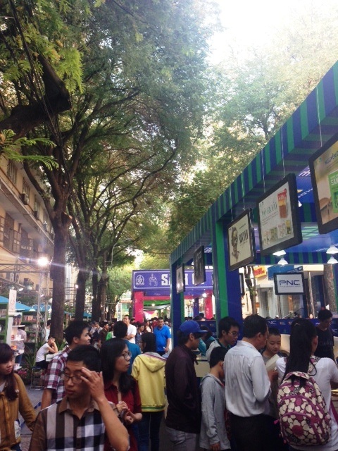 Đường sách thu hút đông đảo độc giả đến tham quan và mua sách