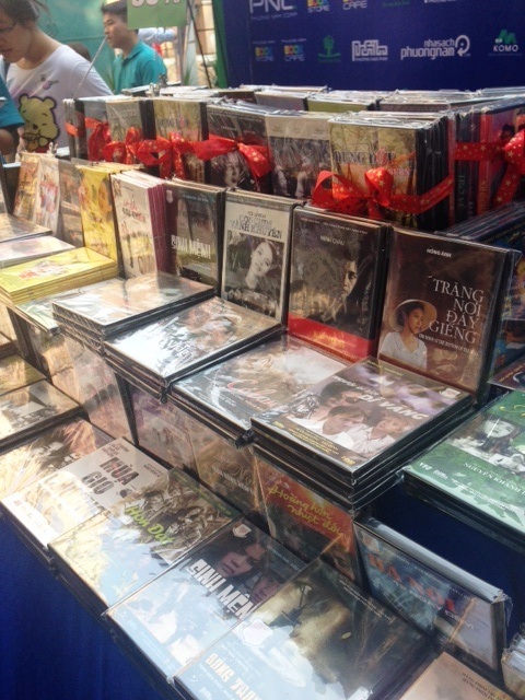 Đường sách thu hút đông đảo độc giả đến tham quan và mua sách