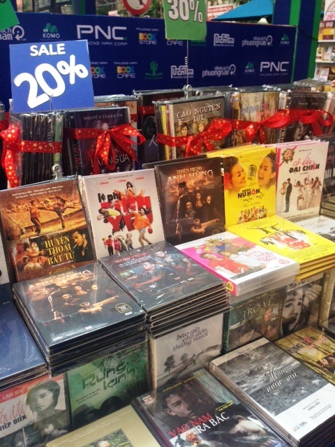 Đường sách thu hút đông đảo độc giả đến tham quan và mua sách